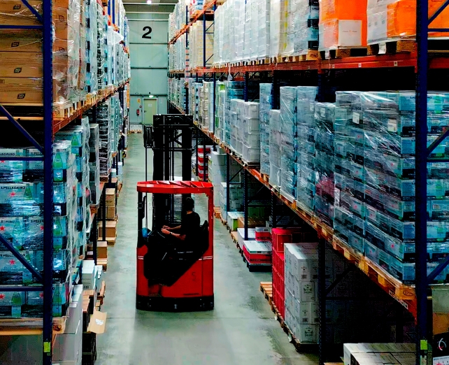 Lagerhalle mit einem Gabelstapler