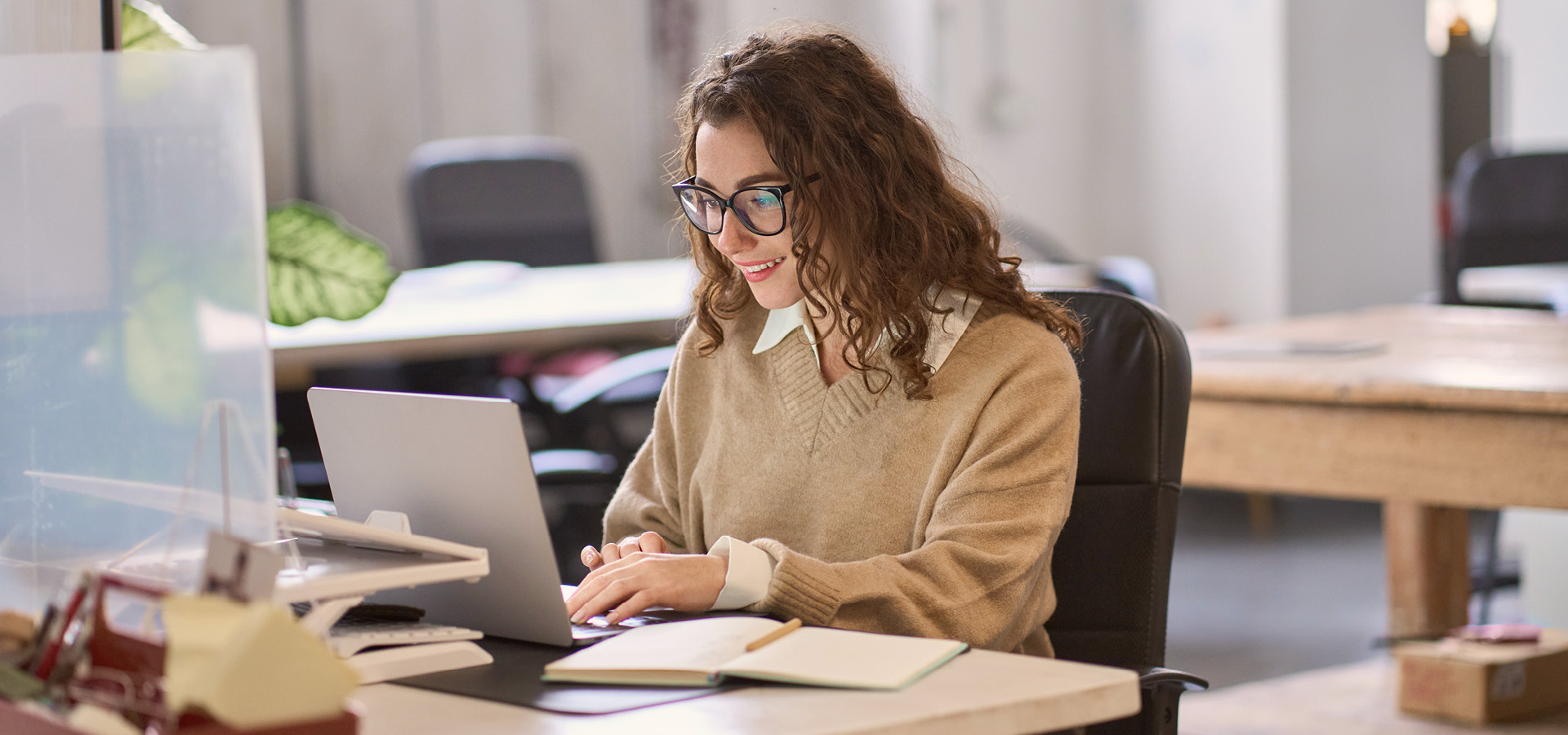 Eine Frau an einem Schreibtisch