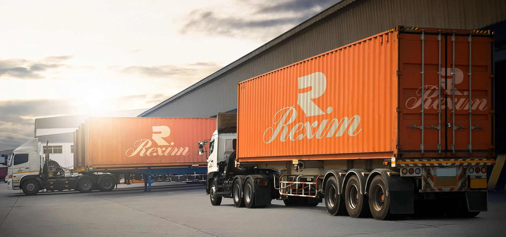 Zwei Rexim LKWs auf dem Gelände der Firma