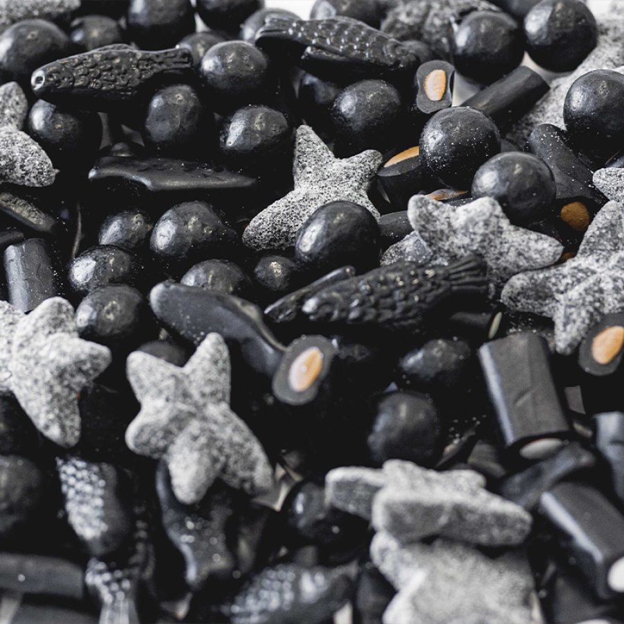 Verschiedene kleine Lakritz- und Salmiaksüßigkeiten