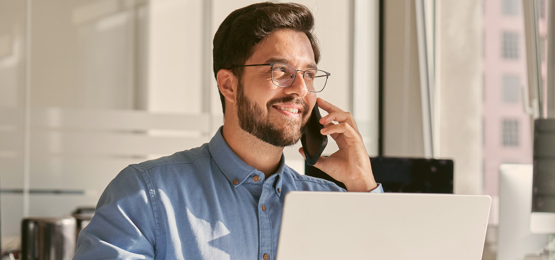 Ein Mann telefoniert an einem Schreibtisch