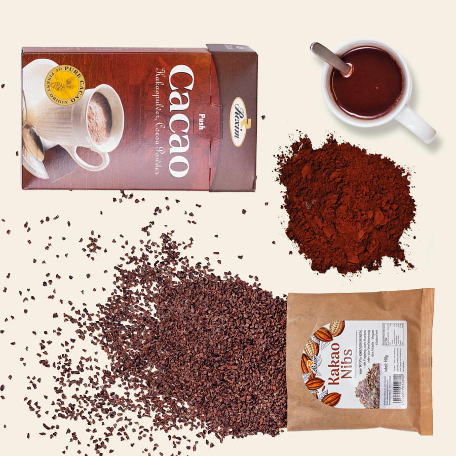 Zwei Kakaotüten und verstreuter Kakao