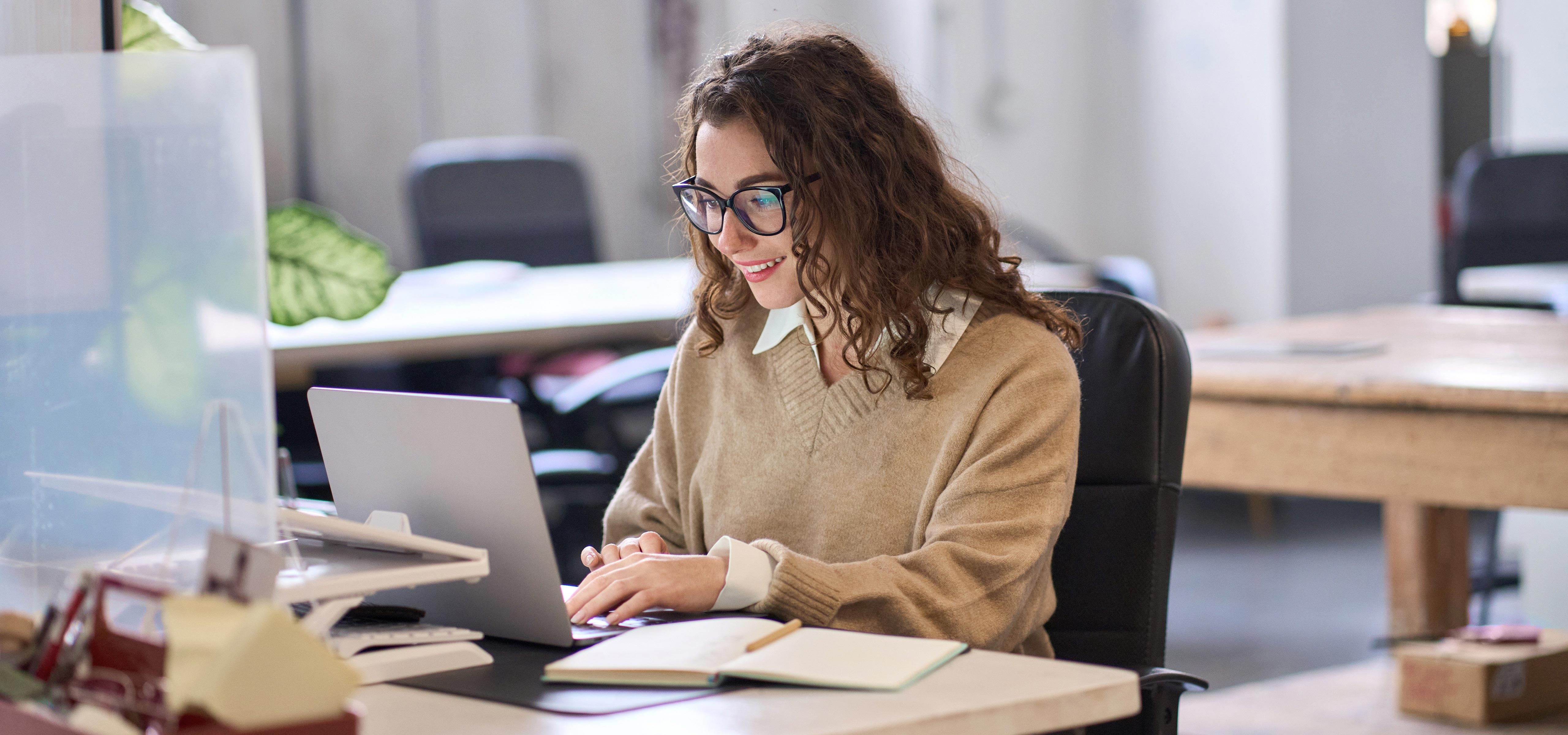Eine Frau an ihrem Schreibtisch im Büro bei Rexim