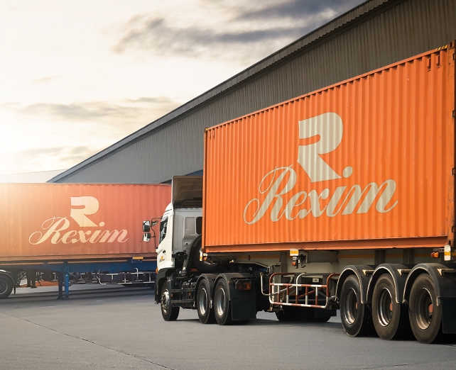 Zwei Rexim LKWs auf dem Gelände der Firma